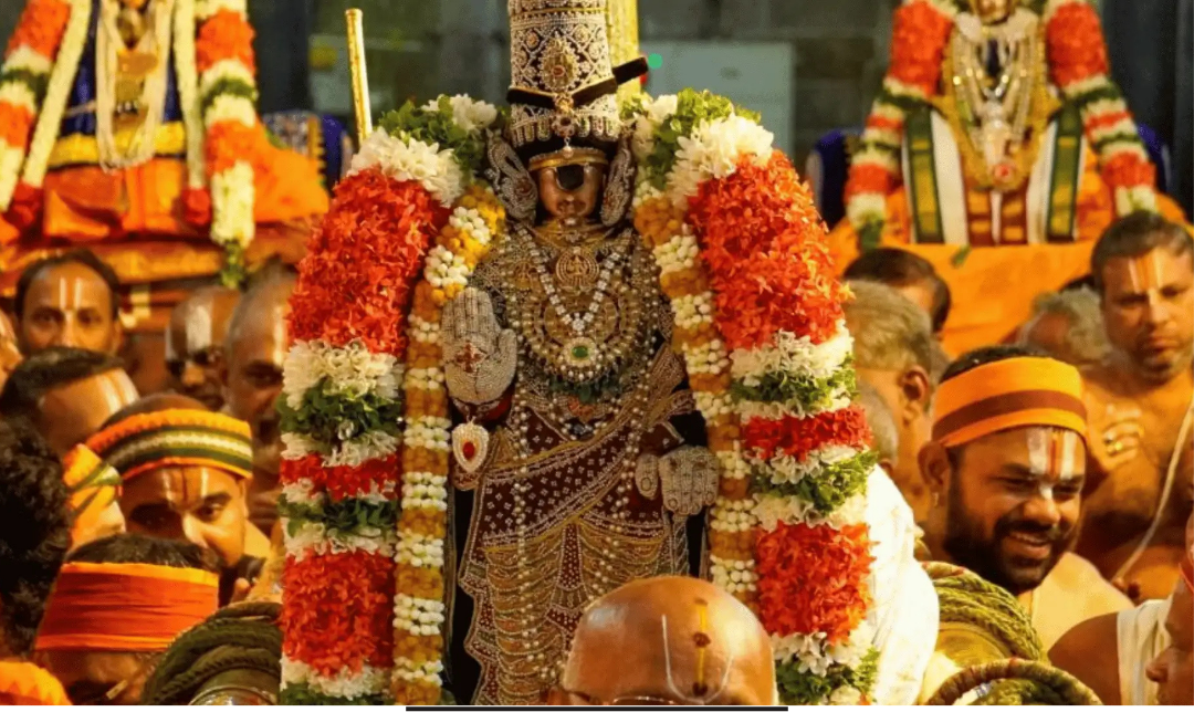 ஸ்ரீரங்கம் ரங்கநாதர் கோயிலில் வைகுண்ட ஏகாதசி விழாவையொட்டி சொர்க்கவாசல் திறக்கப்பட்ட காட்சி