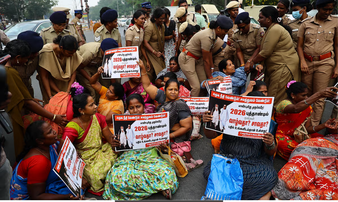 சென்னையில் மீண்டும் பணி வழங்கக் கோரி போராட்டம் நடத்திய துாய்மை பணியாளர்களை போலீசார் கைது செய்த காட்சி