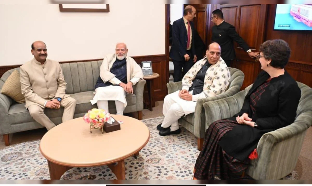 பார்லிமென்ட் கூட்டத்தொடர் முடிவில் லோக்சபா சபாநாயகர் ஓம் பிர்லா வழங்கிய தேநீர் விருந்தில் பிரதமர் மோடியுடன் கலந்துரையாடும் எம்பிக்கள்