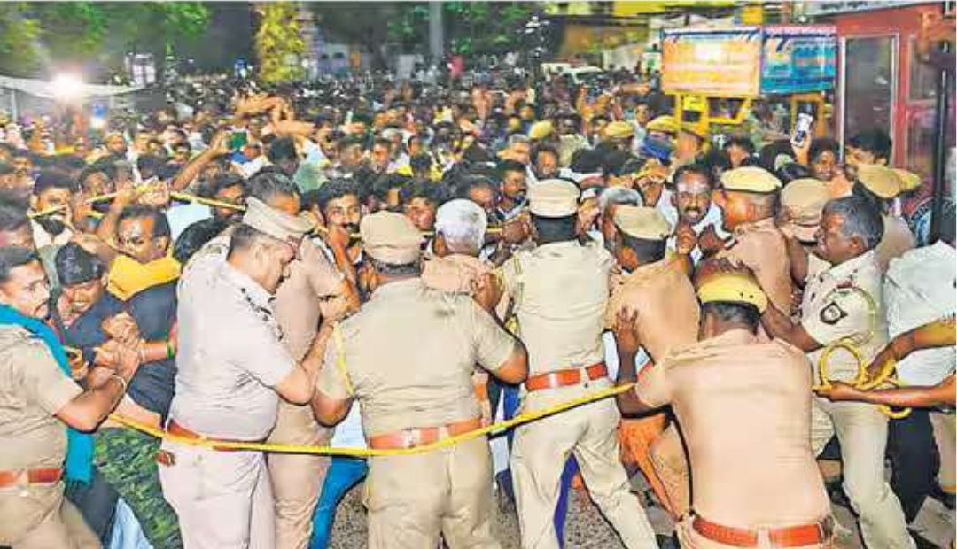 திருப்பரங்குன்றத்தில் சந்தனக்கூடு விழா தொடர்பாக போலீசாருடன் வாக்குவாதத்தில் ஈடுபட்ட பொதுமக்கள்