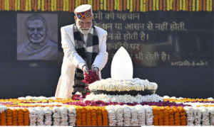 டெல்லியில் அமைந்துள்ள அடல் பிஹாரி வாஜ்பாய் நினைவிடத்தில் பிரதமர் நரேந்திர மோடி அஞ்சலி செலுத்தும் காட்சி