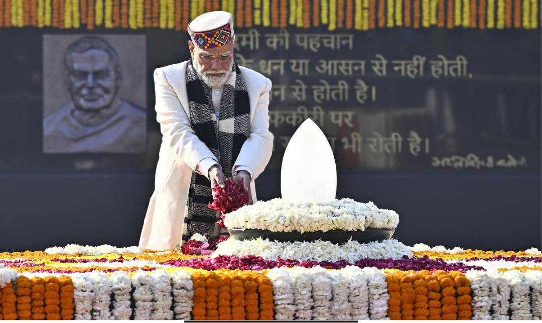 டெல்லியில் அமைந்துள்ள அடல் பிஹாரி வாஜ்பாய் நினைவிடத்தில் பிரதமர் நரேந்திர மோடி அஞ்சலி செலுத்தும் காட்சி