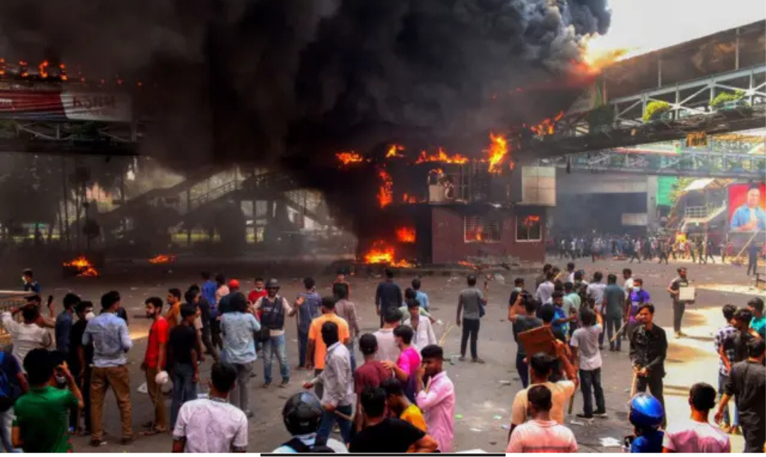 வங்கதேச தலைநகர் டாக்காவில் அதிகரிக்கப்பட்ட போலீஸ் பாதுகாப்புடன் பதற்றமான நகரச் சூழல்