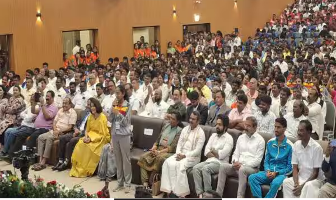 சன்சாத் கேல் மஹோத்சவ் நிறைவு விழாவில் காணொலி மூலம் உரையாற்றும் பிரதமர் மோடி மற்றும் விளையாட்டு வீரர்கள்