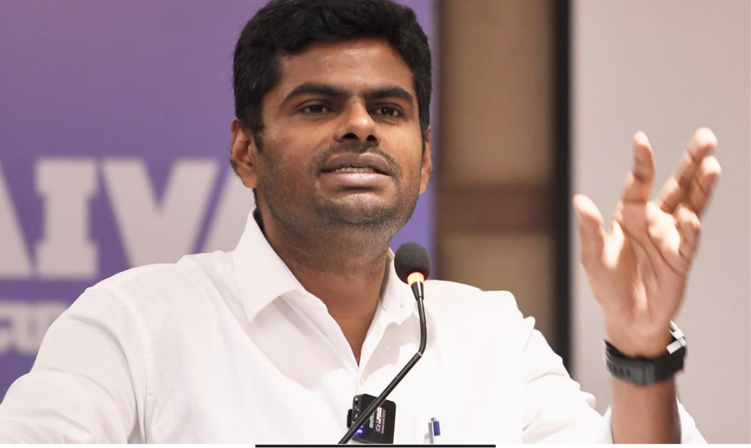 கோவையில் நடைபெற்ற அரசியல் நிகழ்ச்சியில் செய்தியாளர்களிடம் பேசும் பா.ஜ. முன்னாள் மாநில தலைவர் அண்ணாமலை