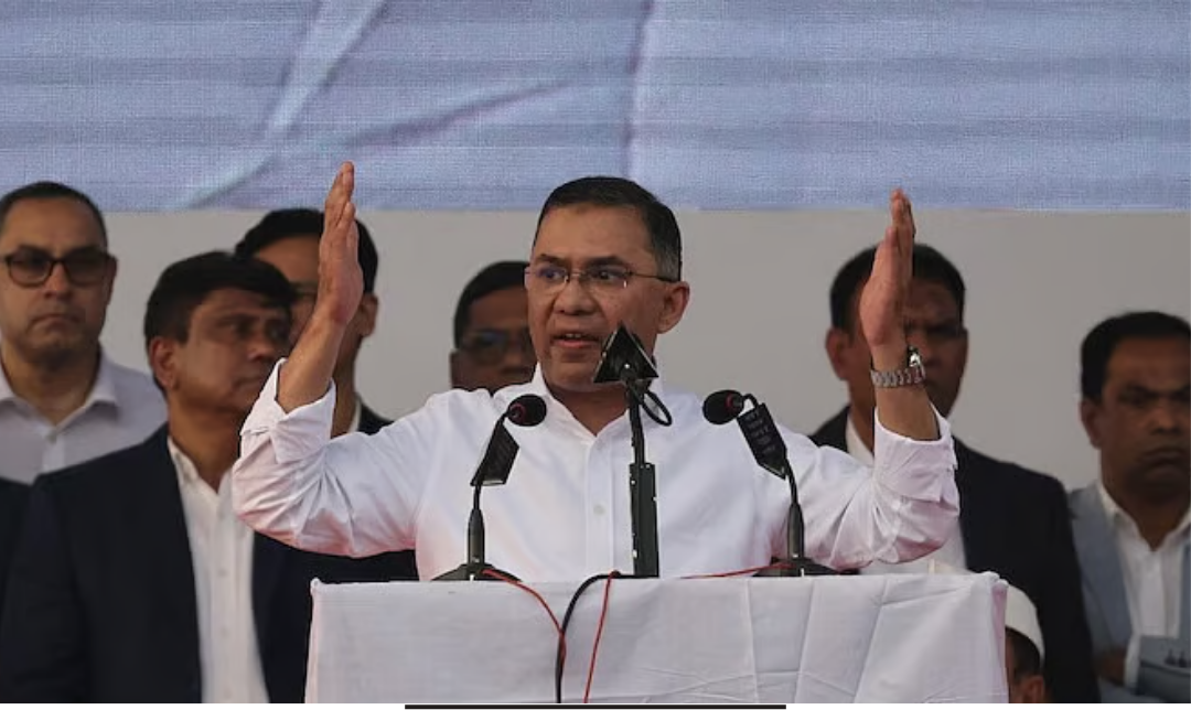 17 ஆண்டுகளுக்குப் பிறகு வங்கதேசம் திரும்பிய தாரிக் ரஹ்மானுக்கு டாக்கா விமான நிலையத்தில் கட்சி தொண்டர்கள் வரவேற்பு அளிக்கும் காட்சி