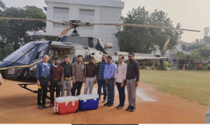 ஹெலிகாப்டர் மூலம் தஞ்சாவூரிலிருந்து சென்னைக்கு கொண்டு வரப்பட்ட தான இதயத்தை மருத்துவமனைக்கு எடுத்துச் செல்லும் காட்சி