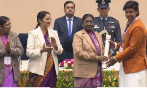 புதுடில்லியில் நடைபெற்ற விழாவில் ஜனாதிபதி திரௌபதி முர்முவிடம் ‘பிரதமர் ராஷ்ட்ரிய பால் புரஸ்கார்’ விருதை பெற்ற வைபவ் சூர்யவன்ஷி