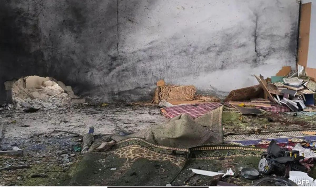 சிரியா ஹோம்ஸ் நகர மசூதியில் குண்டுவெடிப்பு தாக்குதல் நடந்த இடத்தில் பாதுகாப்பு படைகள் குவிக்கப்பட்ட காட்சி