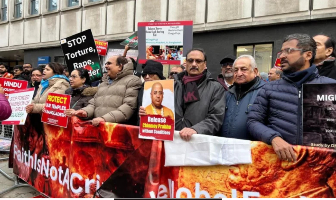 வங்கதேசத்தில் ஹிந்துக்கள் மீது தாக்குதல்களை கண்டித்து லண்டனில் வங்கதேச தூதரகத்தை முற்றுகையிட்ட இந்திய வம்சாவளி மக்கள்