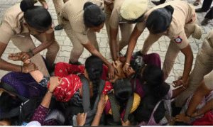 சமவேலைக்கு சமஊதியம் கோரி போராடிய இடைநிலை ஆசிரியர்கள் மீது போலீஸ் நடவடிக்கையை கண்டித்து பேசிய ஆசிரியர் பேரவை தலைவர்