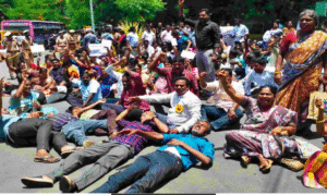 சென்னையில் சம வேலைக்கு சம ஊதியம் கோரி போராட்டம் நடத்திய இடைநிலை ஆசிரியர்களை போலீசார் கைது செய்த காட்சி