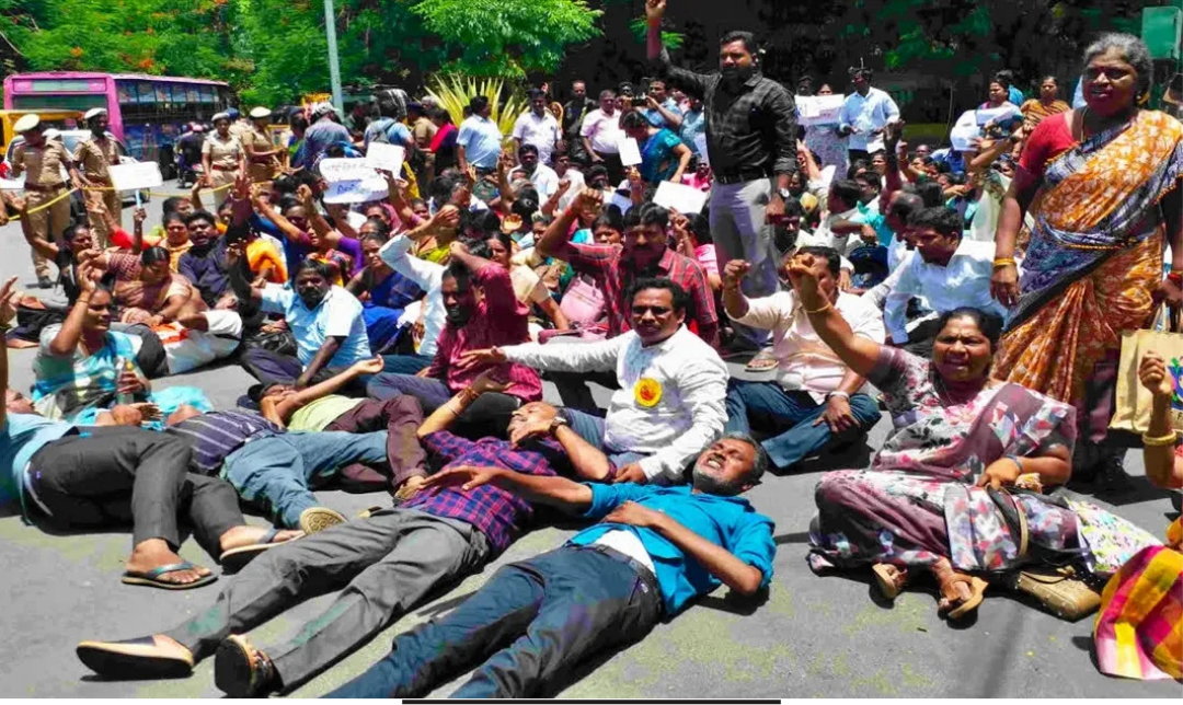 சென்னையில் சம வேலைக்கு சம ஊதியம் கோரி போராட்டம் நடத்திய இடைநிலை ஆசிரியர்களை போலீசார் கைது செய்த காட்சி