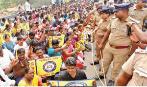 தலைமைச் செயலகம் நோக்கி பேரணியாக சென்ற இடைநிலை ஆசிரியர்களை கைது செய்யும் போலீசார்