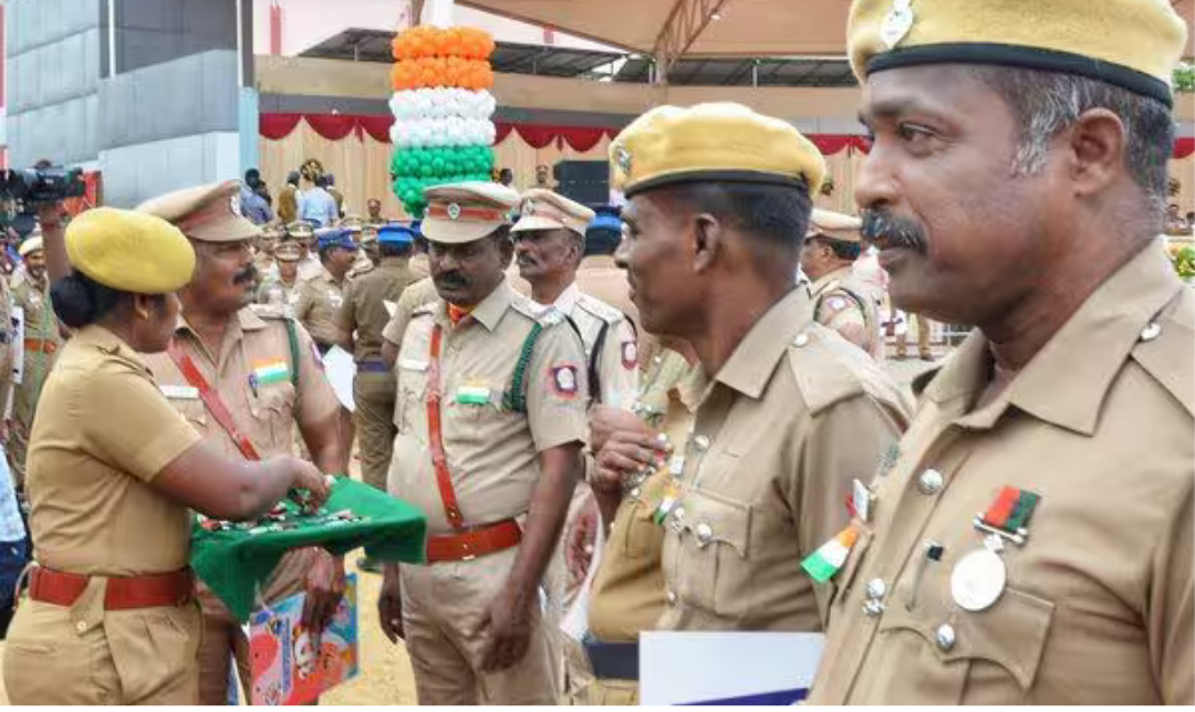 திருநெல்வேலியில் நடைபெற்ற குடியரசு தின விழாவில் காவலர்களுக்கு பதக்கம் அணிவிக்கும் நிகழ்வு