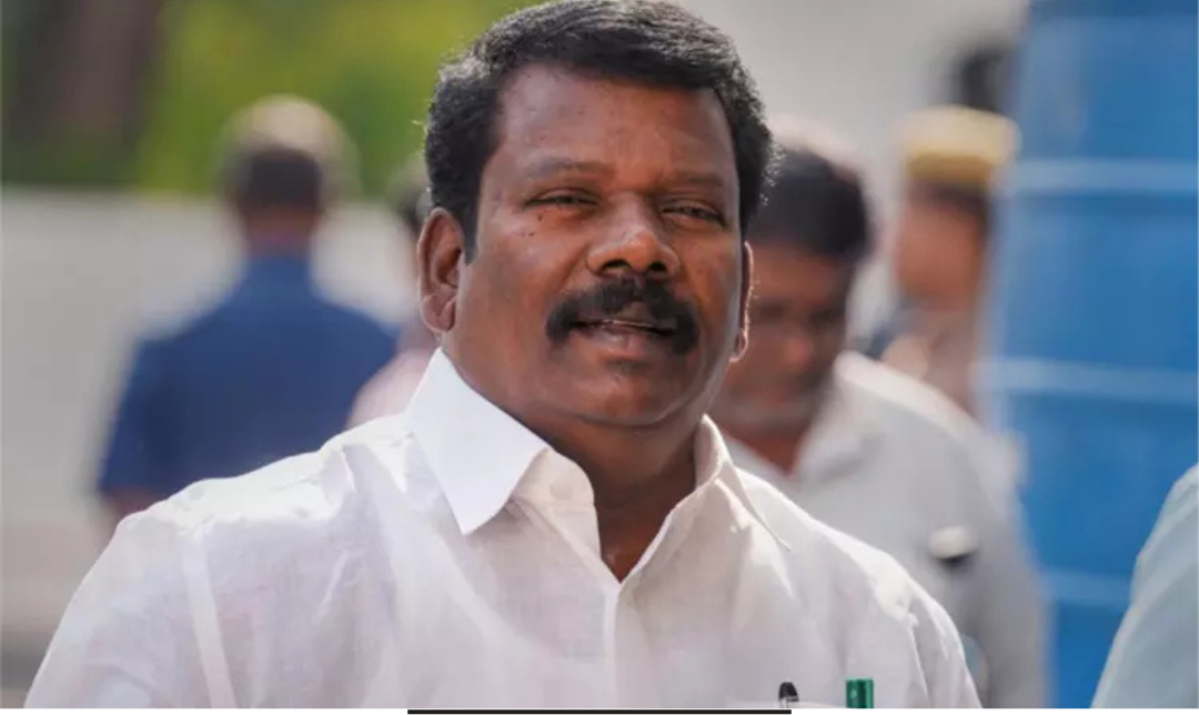 கோட்டூர் பகுதியில் காங்கிரஸ் தலைவர் செல்வப்பெருந்தகை காரை பொதுமக்கள் சூழ்ந்து கொண்டு கேள்வி எழுப்பும் காட்சி