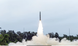 ஒடிசா கடலோரத்தில் ஏபிஜெ அப்துல் கலாம் தீவில் நடைபெற்ற ‘பிரளய்’ ஏவுகணை சோதனை காட்சி