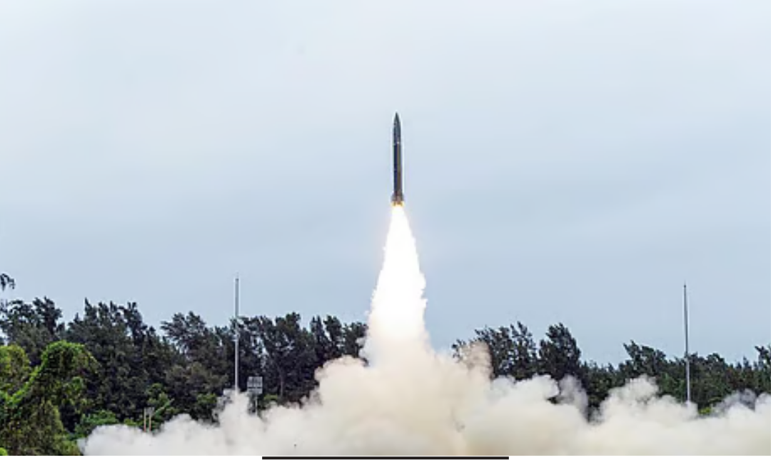 ஒடிசா கடலோரத்தில் ஏபிஜெ அப்துல் கலாம் தீவில் நடைபெற்ற ‘பிரளய்’ ஏவுகணை சோதனை காட்சி