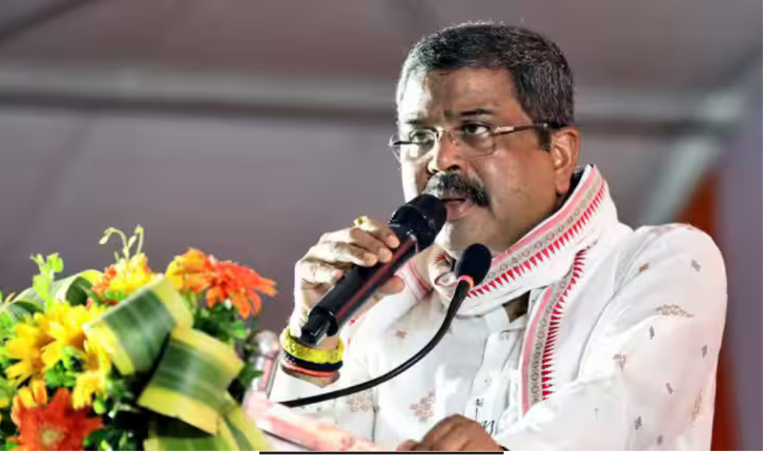 மதுரையில் செய்தியாளர்களிடம் கருத்து தெரிவித்த மத்திய கல்வி அமைச்சர் தர்மேந்திர பிரதான்