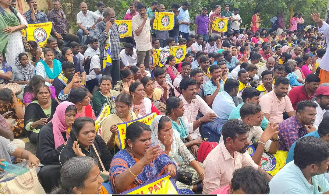 சென்னையில் சம வேலைக்கு சம ஊதியம் கோரி இடைநிலை ஆசிரியர்கள் மண்டியிட்டு போராட்டம் நடத்தி போலீசாரால் கைது செய்யப்படும் காட்சி