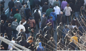 ஈரானில் பணவீக்கம் எதிர்ப்பு போராட்டங்களின்போது போராட்டக்காரர்களும் பாதுகாப்புப் படையினரும் மோதிய காட்சி