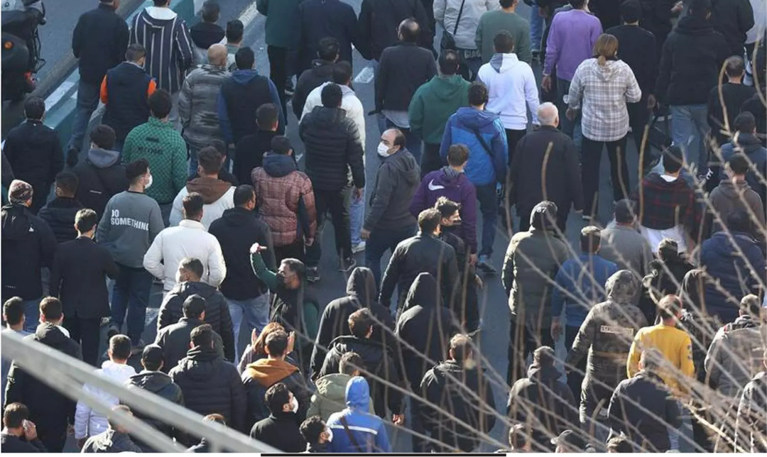 ஈரானில் பணவீக்கம் எதிர்ப்பு போராட்டங்களின்போது போராட்டக்காரர்களும் பாதுகாப்புப் படையினரும் மோதிய காட்சி