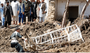 ஆப்கானிஸ்தானில் கனமழையால் ஏற்பட்ட வெள்ளத்தில் பாதிக்கப்பட்ட பகுதிகளில் மீட்பு பணியில் ஈடுபடும் பேரிடர் மேலாண்மை குழுக்கள்