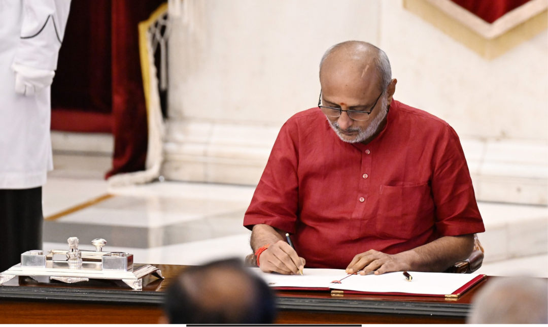 சென்னையில் நடைபெற்ற பட்டமளிப்பு விழாவில் மாணவர்களுக்கு பட்டம் வழங்கி உரையாற்றிய துணை ஜனாதிபதி சி.பி. ராதாகிருஷ்ணன்