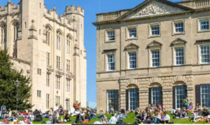 பிரிட்டன் பல்கலை வளாகத்தில் மாணவர்கள் நடமாடும் காட்சி