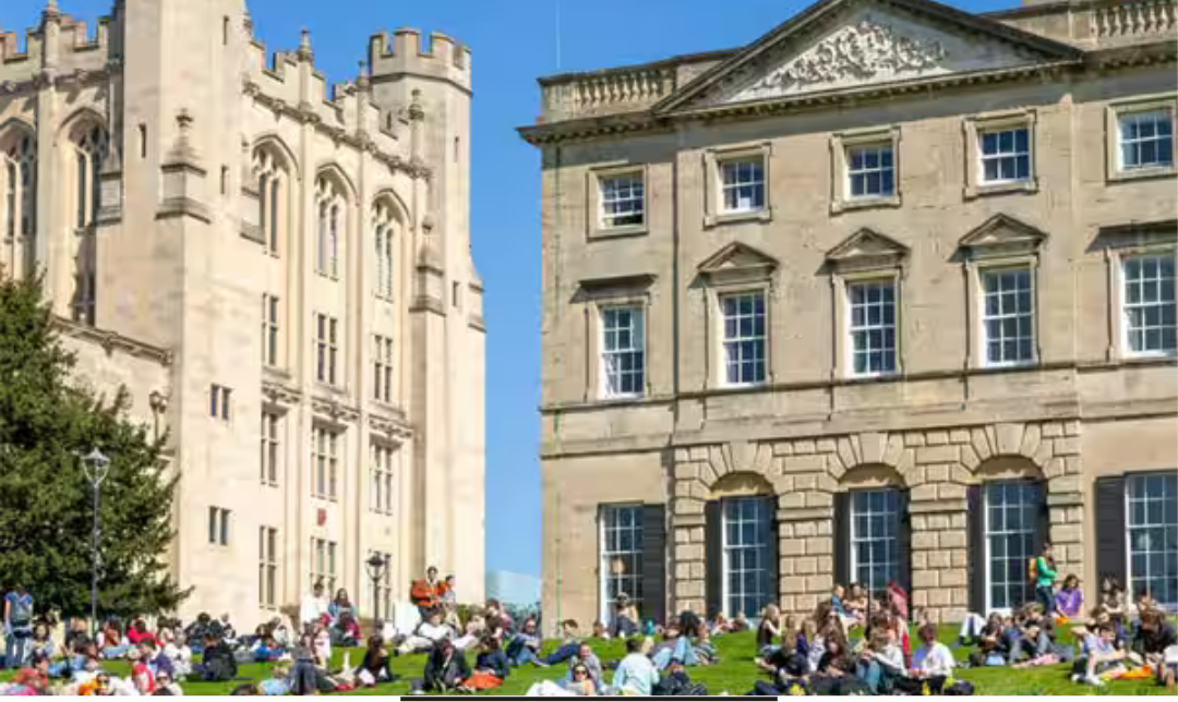 பிரிட்டன் பல்கலை வளாகத்தில் மாணவர்கள் நடமாடும் காட்சி