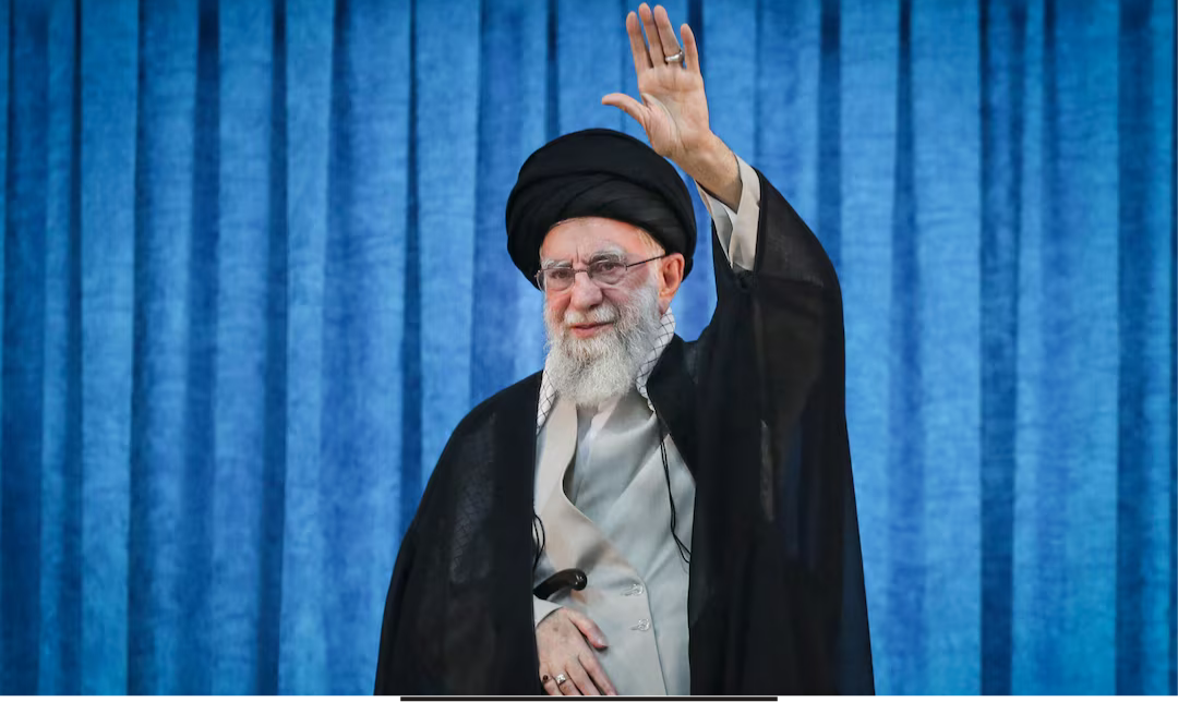 ஈரானில் போராட்டத்தின் போது பாதுகாப்புப் படையினர் மற்றும் மக்கள் மோதும் காட்சி