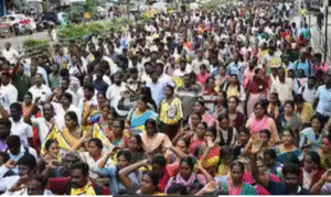 சென்னையில் தேர்தல் வாக்குறுதிகளை நிறைவேற்றக் கோரி ஆசிரியர்கள் மற்றும் அரசு ஊழியர்கள் நடத்திய போராட்டம்