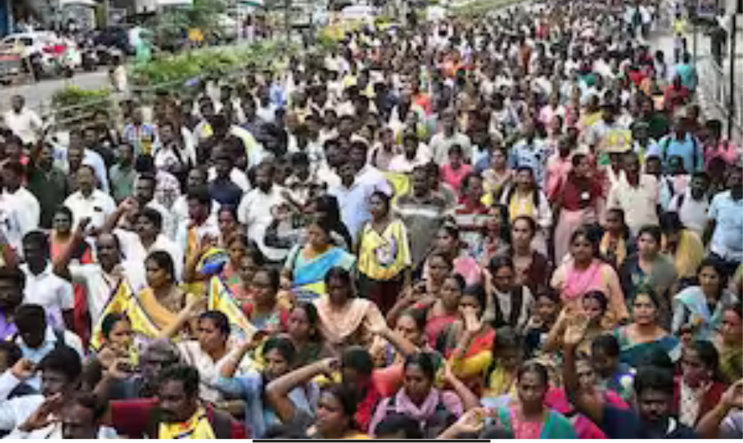 சென்னையில் தேர்தல் வாக்குறுதிகளை நிறைவேற்றக் கோரி ஆசிரியர்கள் மற்றும் அரசு ஊழியர்கள் நடத்திய போராட்டம்
