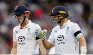 ஆஷஸ் டெஸ்ட் போட்டியின் முதல் நாளில் பேட்டிங் செய்த இங்கிலாந்து வீரர்கள் ஜோ ரூட் மற்றும் ஹாரி புரூக்