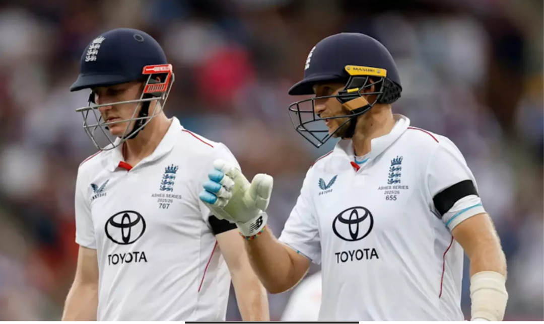 ஆஷஸ் டெஸ்ட் போட்டியின் முதல் நாளில் பேட்டிங் செய்த இங்கிலாந்து வீரர்கள் ஜோ ரூட் மற்றும் ஹாரி புரூக்