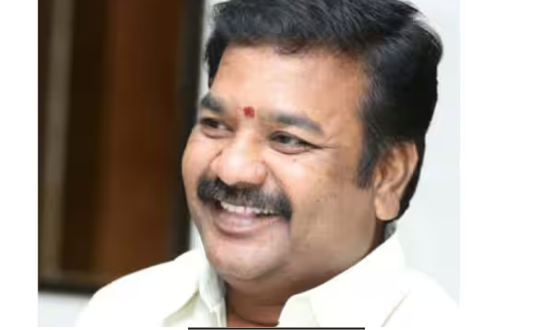 மதுரையில் தவெக தலைவர் விஜய் முன்னிலையில் கட்சியில் இணைந்த திமுக முன்னாள் ஒன்றிய செயலாளர் கார்த்திகேயன்
