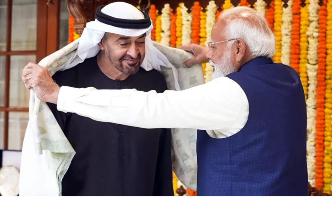 பிரதமர் நரேந்திர மோடி மற்றும் ஐக்கிய அரபு எமிரேட்ஸ் அதிபர் முகமது பின் ஜாயத் அல் நயான் டில்லியில் சந்தித்து உரையாடும் காட்சி