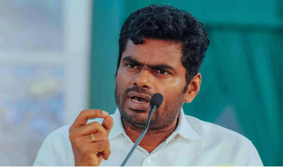 நகராட்சி நிர்வாகம் மற்றும் குடிநீர் வழங்கல் துறை அமைச்சர் நேரு தொடர்பான லஞ்ச குற்றச்சாட்டுகள் குறித்து அண்ணாமலை செய்தியாளர்களிடம் பேசிய காட்சி