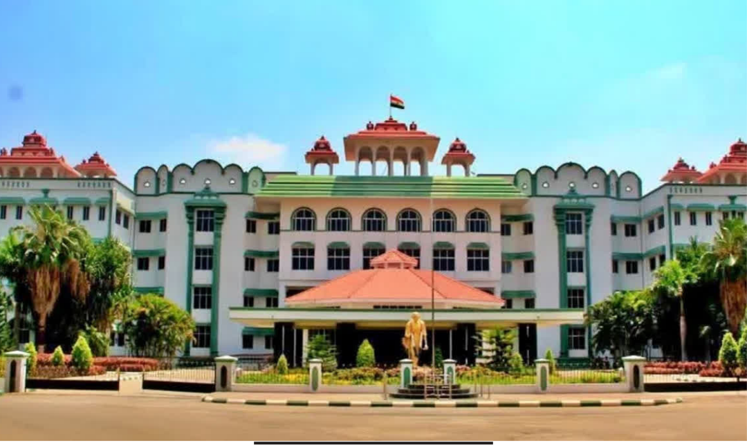 திருப்பரங்குன்றம் மலை தீபத்தூணில் தீபம் ஏற்றுவது தொடர்பான வழக்கில் தீர்ப்பு வழங்கிய உயர்நீதிமன்ற மதுரை கிளை