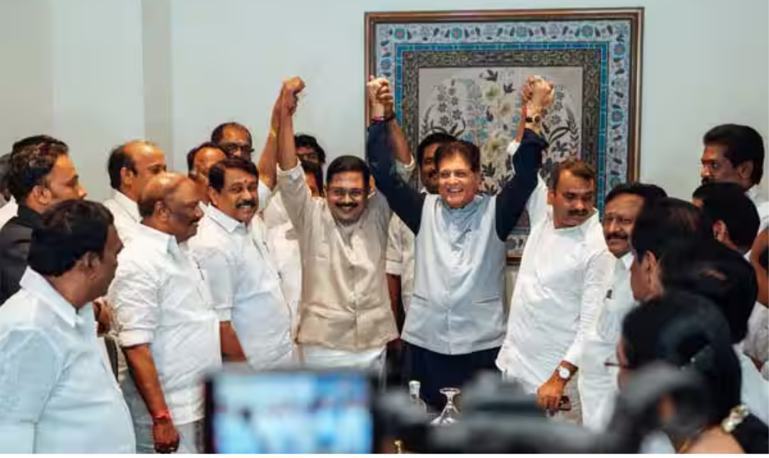 தேசிய ஜனநாயகக் கூட்டணி குறித்து செய்தியாளர்களிடம் பேசும் அமமுக பொதுச்செயலாளர் டிடிவி தினகரன்