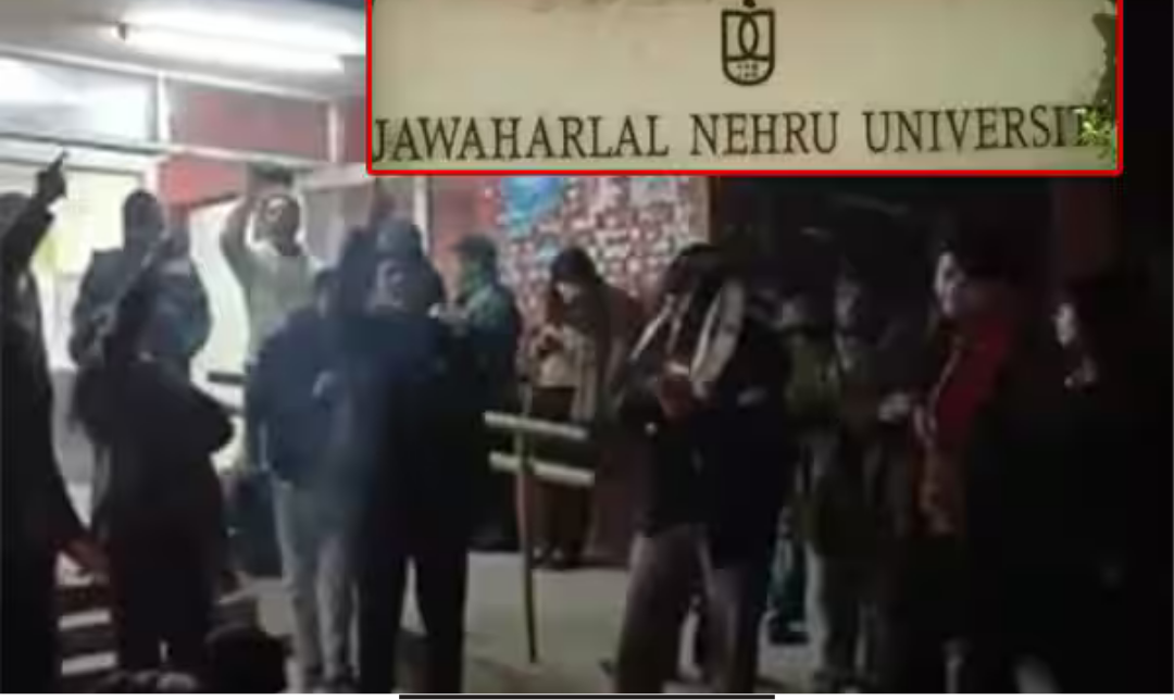 ஜே.என்.யு. வளாகத்தில் போராட்டம் நடத்தும் மாணவர்கள்