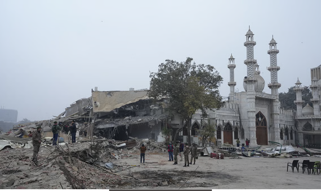 டில்லியில் போலீசார் மீது கல் வீசிய கூட்டம் – பதற்றமான நிலை