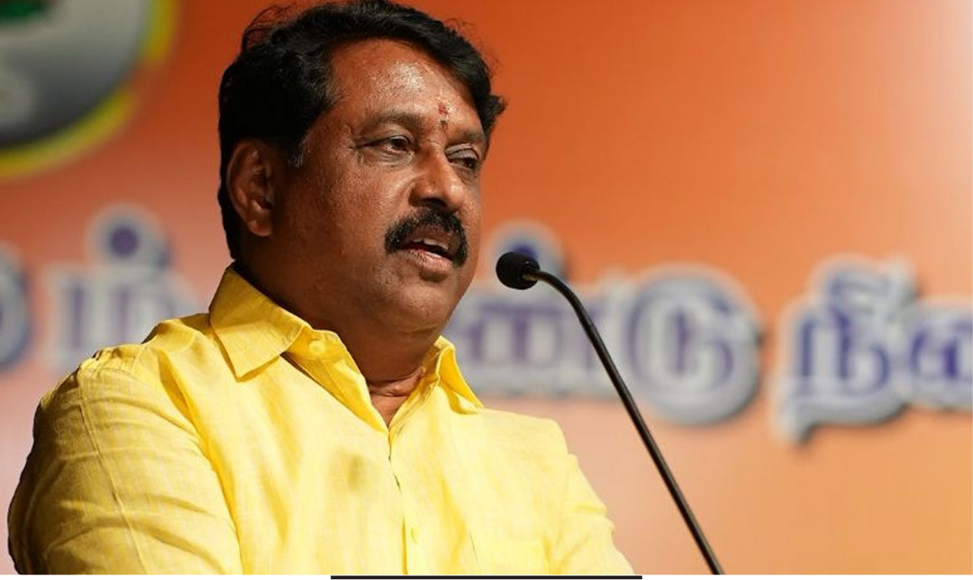 தமிழக பாஜ தலைவர் நயினார் நாகேந்திரன் செய்தியாளர்களுக்கு அறிக்கை வெளியிடும் காட்சி