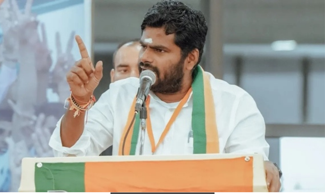 தமிழக பாஜ முன்னாள் தலைவர் அண்ணாமலை ஆசிரியர் போராட்டங்கள் குறித்து அறிக்கை வெளியிடும் காட்சி