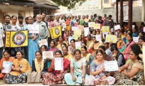 கோவை மாவட்ட முதன்மை கல்வி அலுவலக வளாகத்தில் இடைநிலை ஆசிரியர்கள் போராட்டத்தில் ஈடுபடும் காட்சி