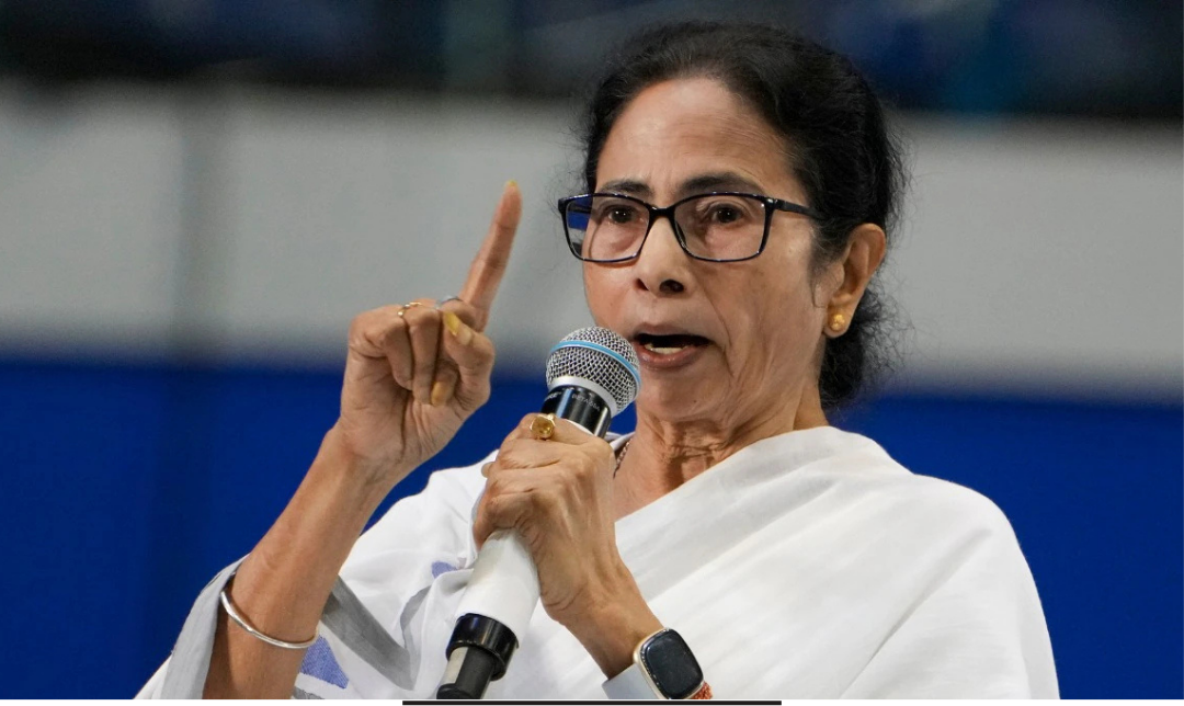 அமலாக்கத்துறை சோதனை நடைபெறும் இடத்தில் மம்தா பானர்ஜி நேரில் ஆய்வு செய்த காட்சி