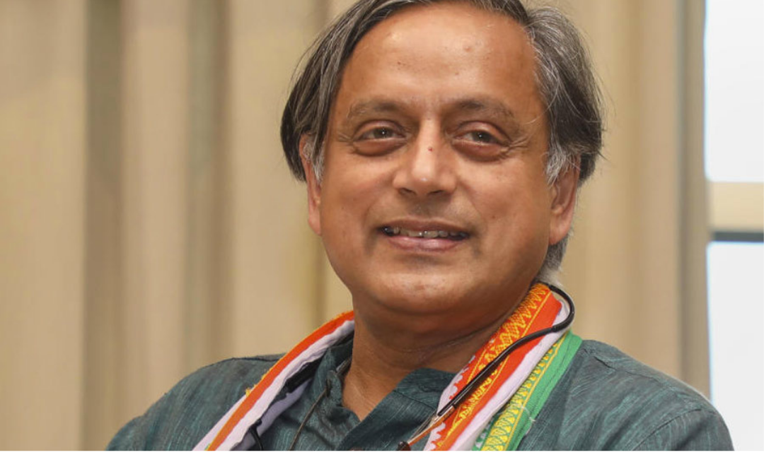 கேரள இலக்கிய விழாவில் உரையாற்றும் காங்கிரஸ் எம்.பி. சசி தரூர்