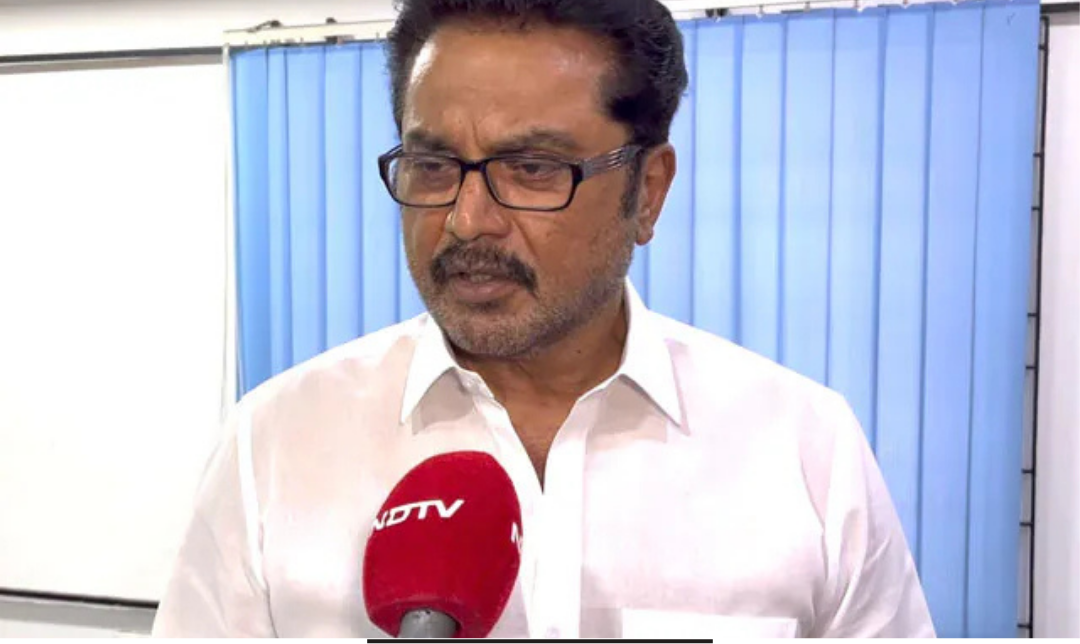 செய்தியாளர்களிடம் பேசும் நடிகர் சரத்குமார்