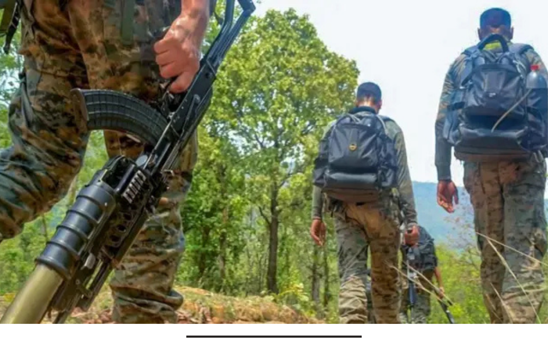 ஒடிஷா வனப்பகுதியில் புதைக்கப்பட்ட நக்சல் தளபதியின் உடலை மீட்கும் போலீசார்.