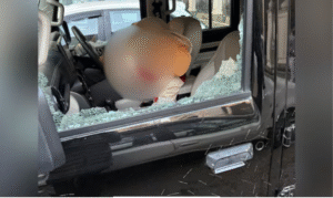 ஜலந்தர் Model Town-இல் உள்ள கோருத்வாரா முன்பு AAP தலைவரான லக்கி ஓபெராயின் கார் அருகே துப்பாக்கி சூடான பின்னர் சேதமடைந்த காட்சி.